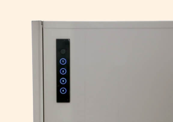 操作がしやすいタッチパネル式の電子錠。操作時にはLEDが点灯するので夜間の暗いときでも操作が容易です。