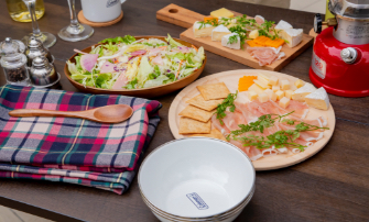 庭キャンプでテーブルに並んだ料理