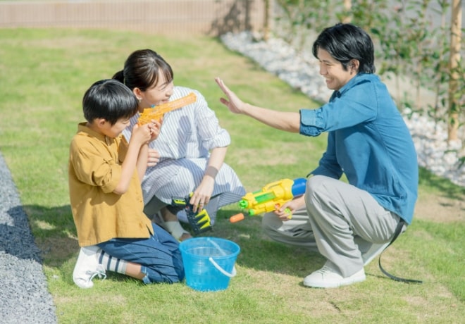 水鉄砲でパパをロックオン！