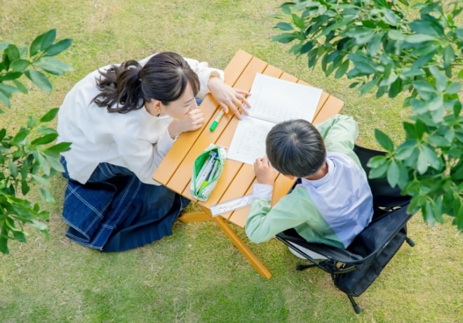 ママ見て！青空の下なら、宿題もいつもよりはかどる