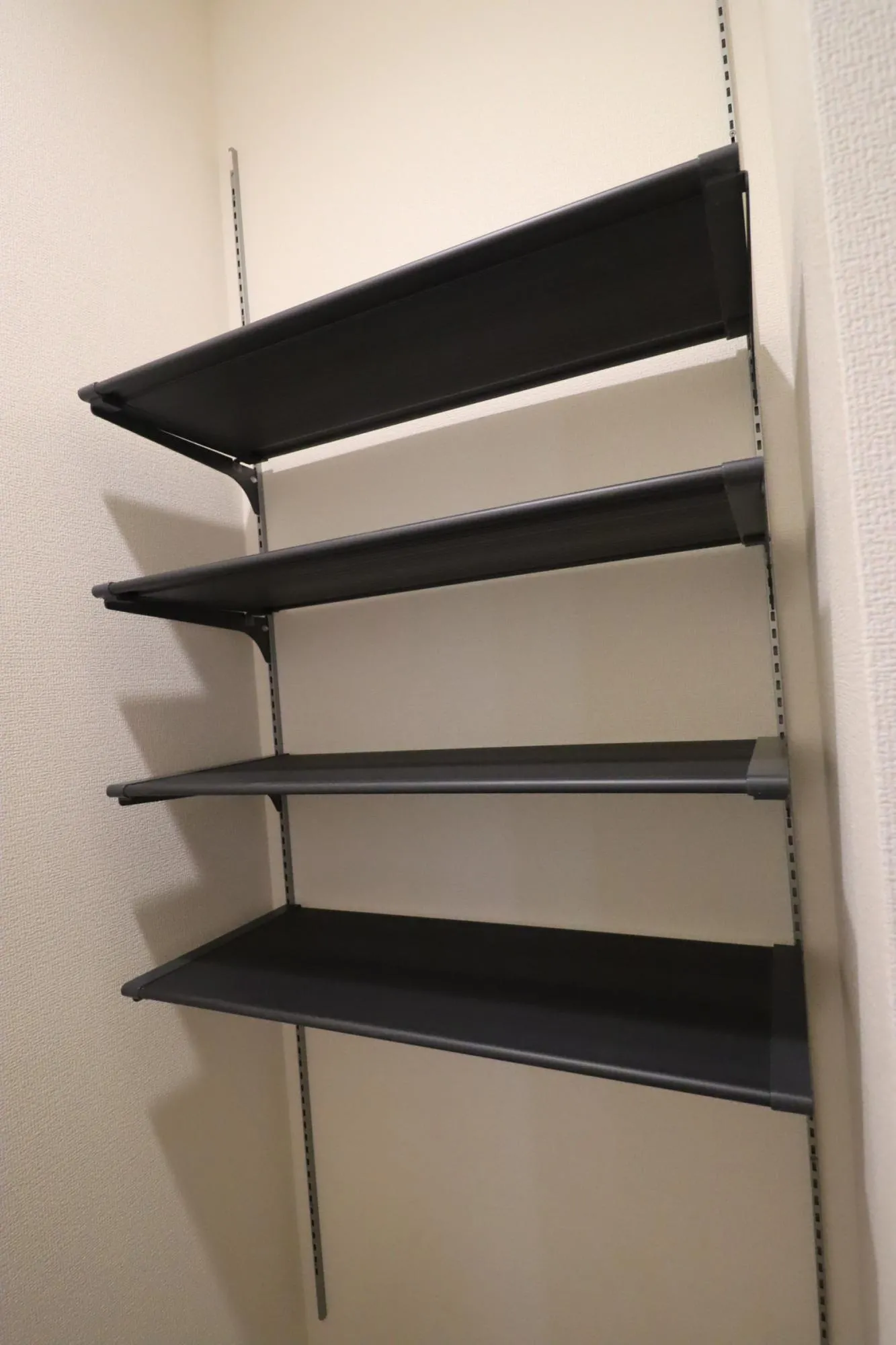1号棟　L型可動棚4段
使い勝手の良い可動棚を玄関横に設置♪
ちょっとした収納スペースとしてピッタリです♪