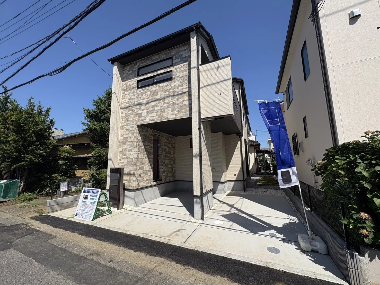【外観写真】落ち着いた印象の外観デザインを採用。ワイドバルコニーや全居室収納付き「3LDK+カースペース2台(小型1台)」のゆとりある住まいです。