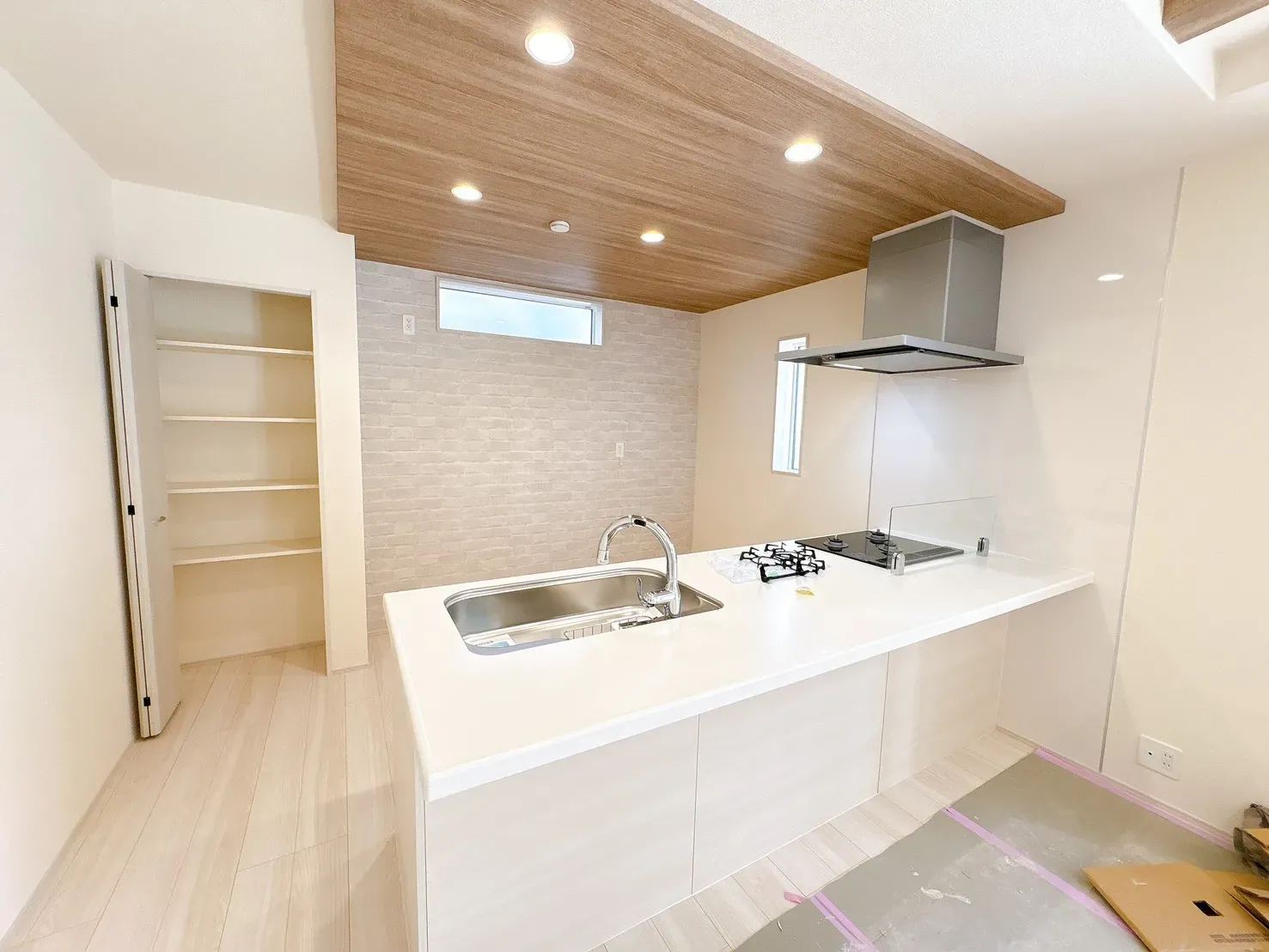 【キッチン前面】ポップアップ天井×アクセントクロスでメリハリのあるLDKに。立体感のあるデザインと、印象的なクロスが調和し、洗練された住空間を演出◎