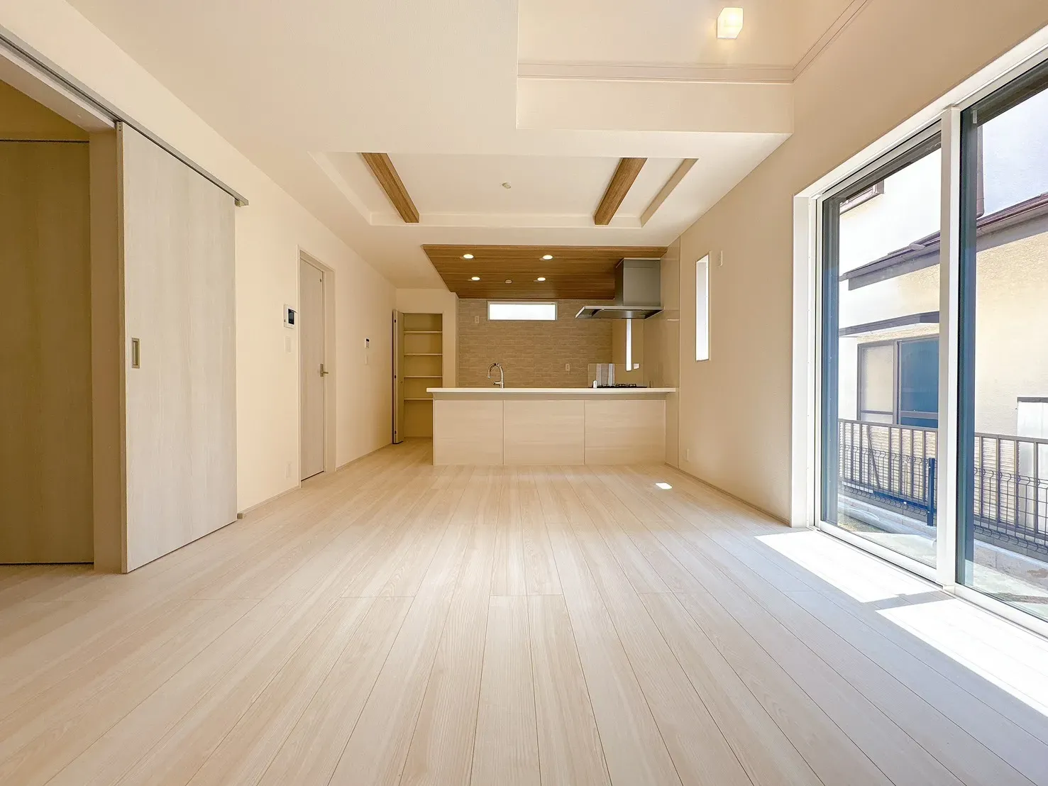 【折上天井】開放感を演出する折上天井。天井に立体感を持たせることで、空間に広がりと上質感をプラスしています。