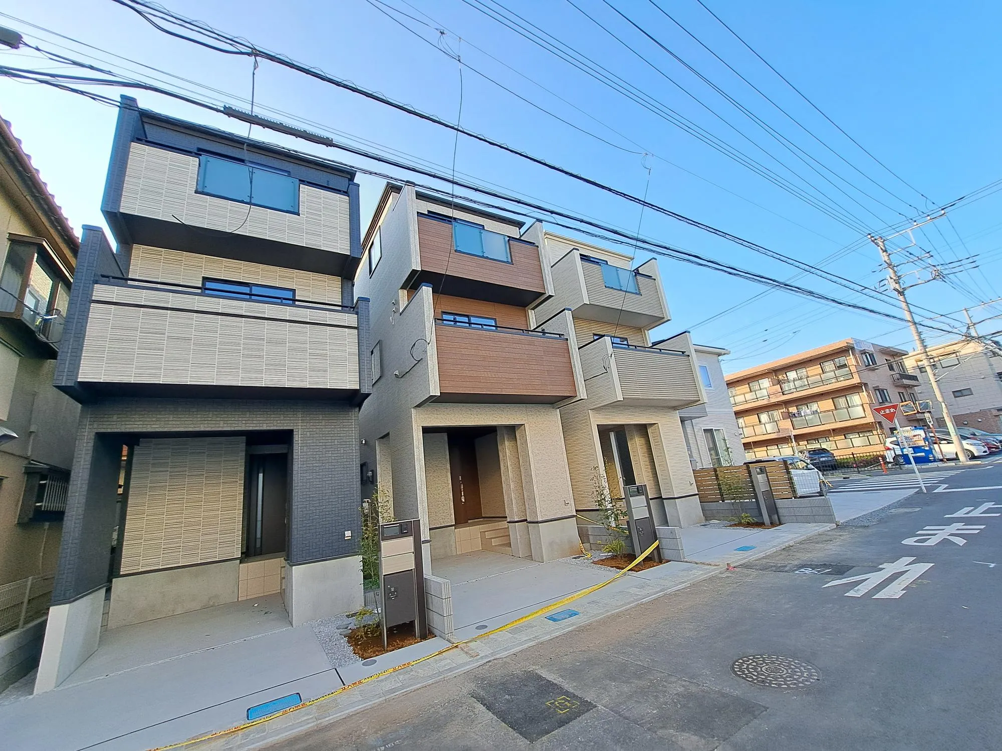 【街並み】ゆとりある前面道路で安心の住環境!