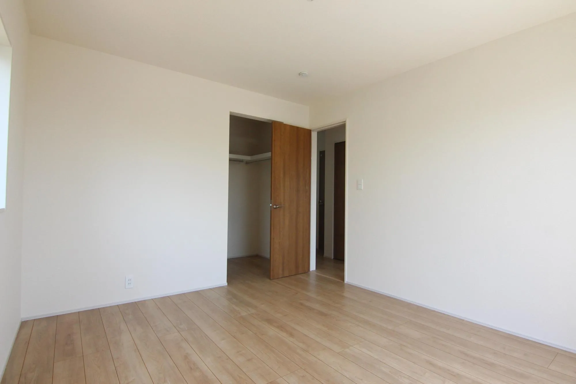 収納付き全居室なのでとても便利な仕様です♪お洋服がたくさんのご家族も安心です☆