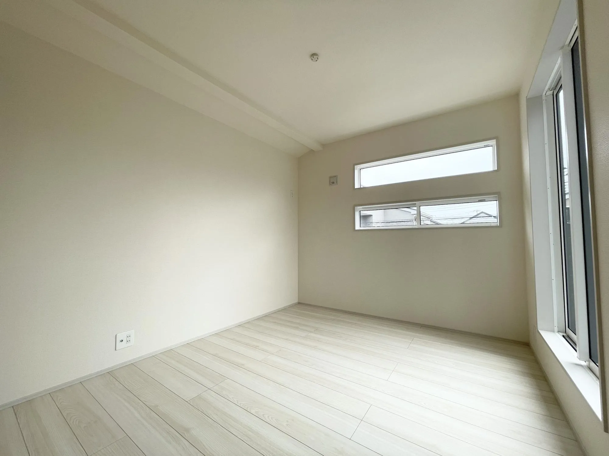 【洋室(5.22帖)】使い勝手の良いサイズのお部屋で、様々な用途でご利用可能◎扉付きのクローゼットが備わっており、身の回りの物をすっきり整理できます。