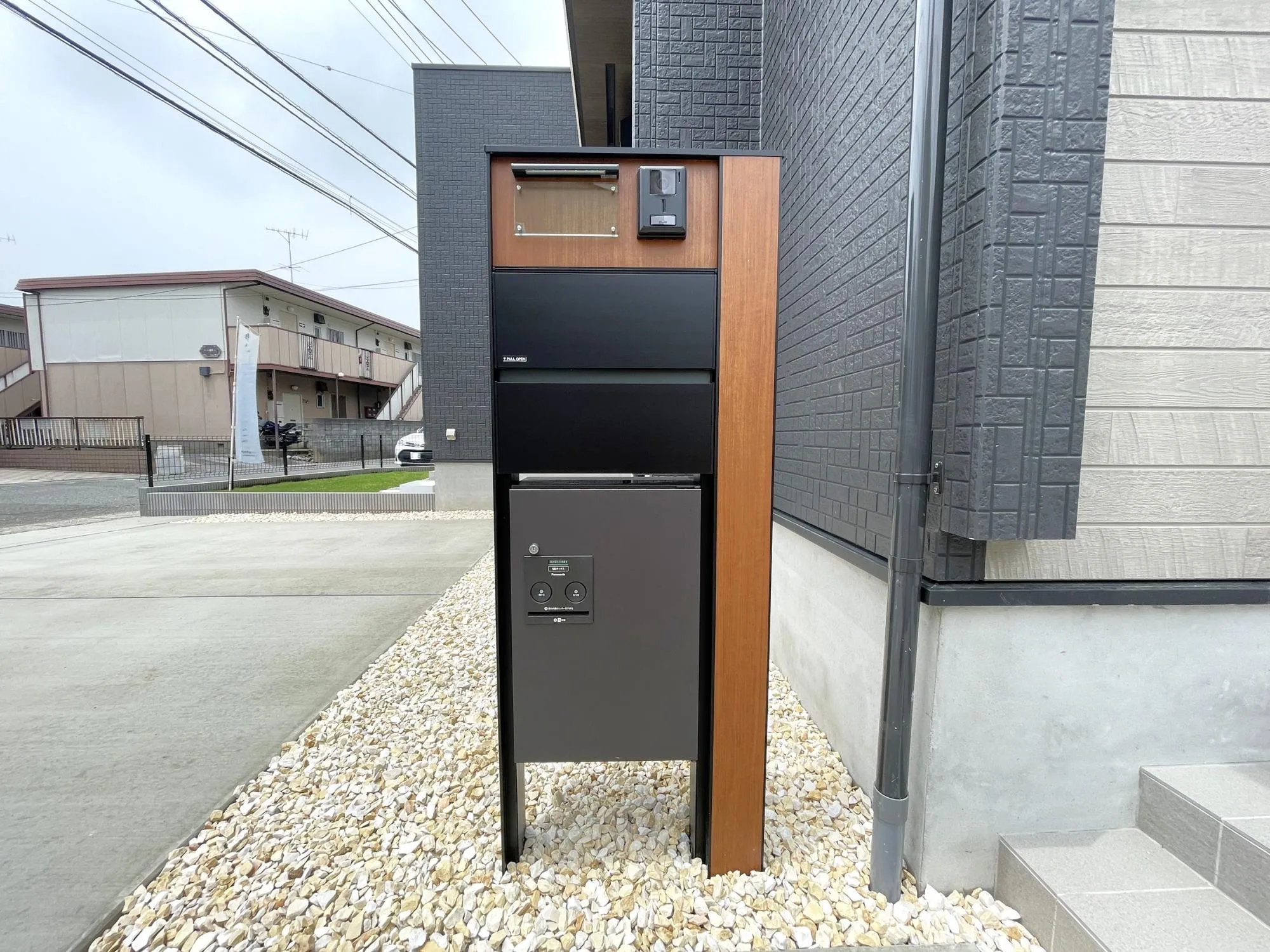 【玄関設備】テレビモニター付きインターフォンで来訪者を映像で確認できる安心設計。ポスト一体型の為に、外構回りもすっきとした印象です。