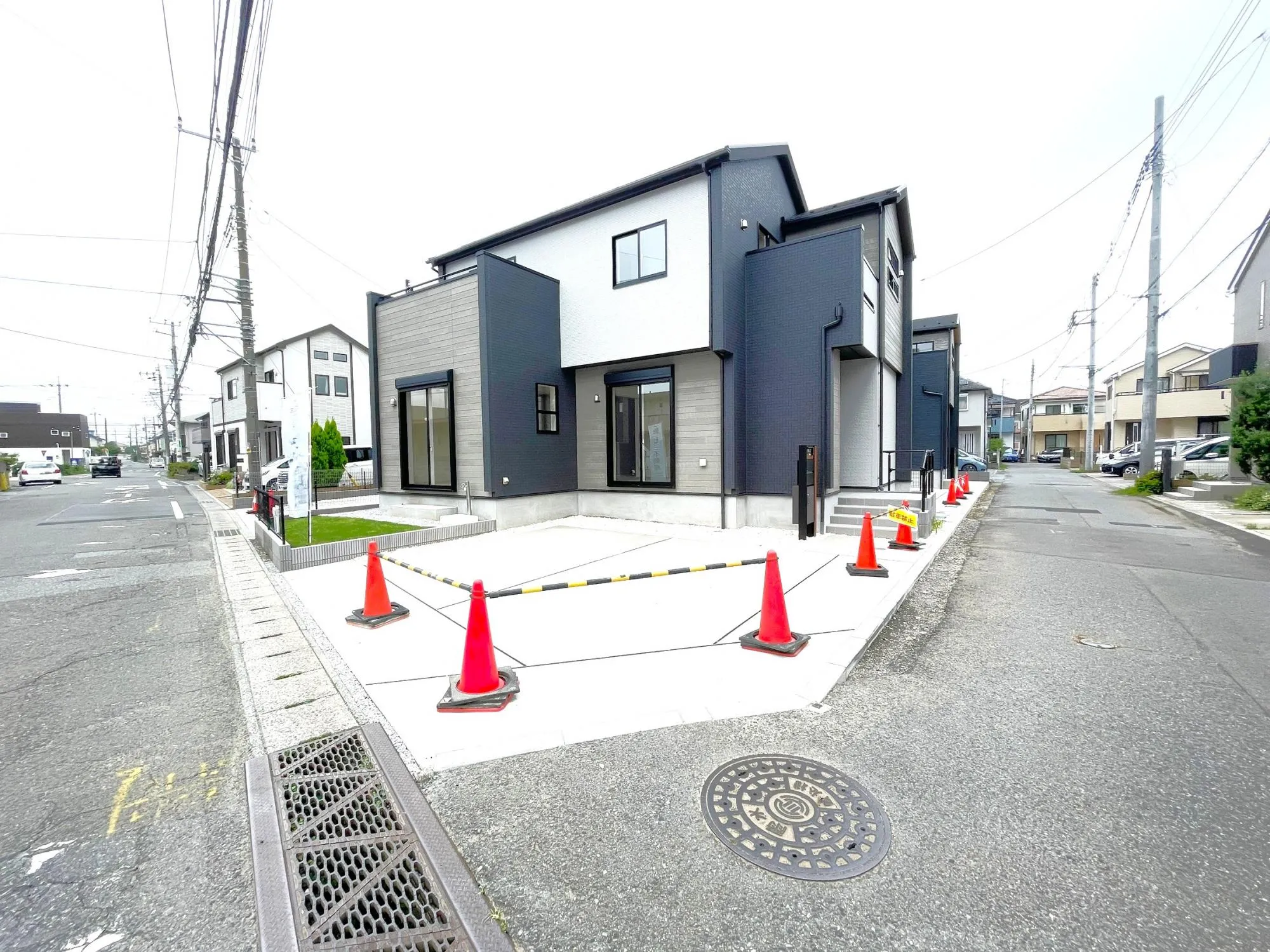 【外観写真】落ち着いた印象の外観デザインを採用。ワイドバルコニーや全居室収納付きのゆとりある住まいです。