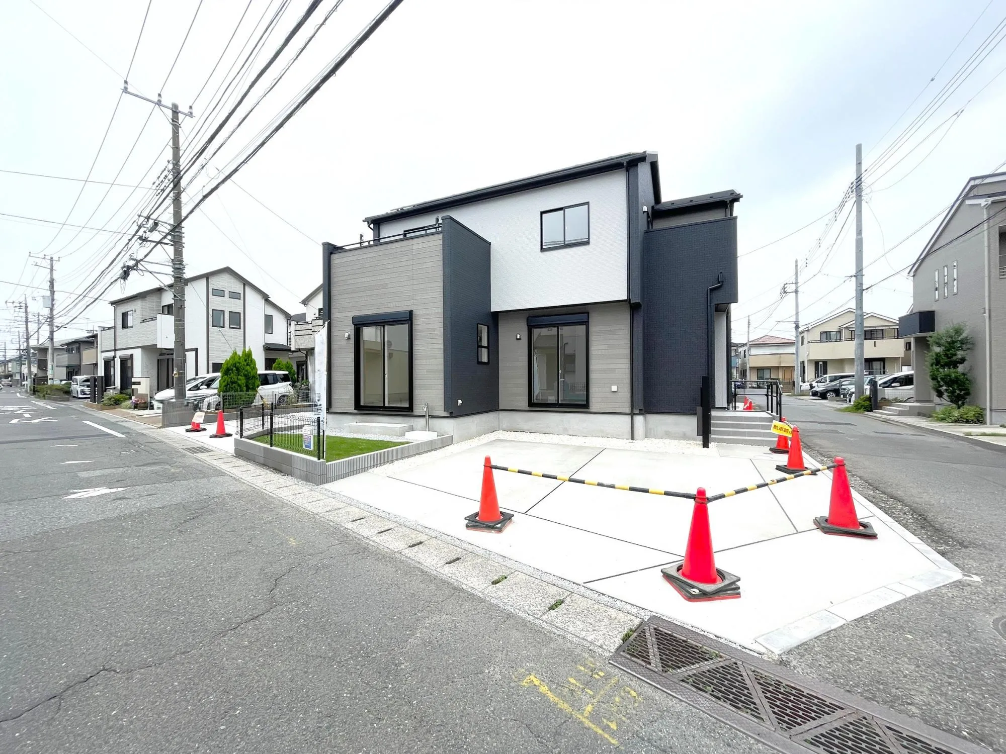 【外観写真】制震ダンパーを搭載した、地震に強い住まいです。地震の揺れを吸収し、建物へのダメージを軽減してくれる特徴があります。