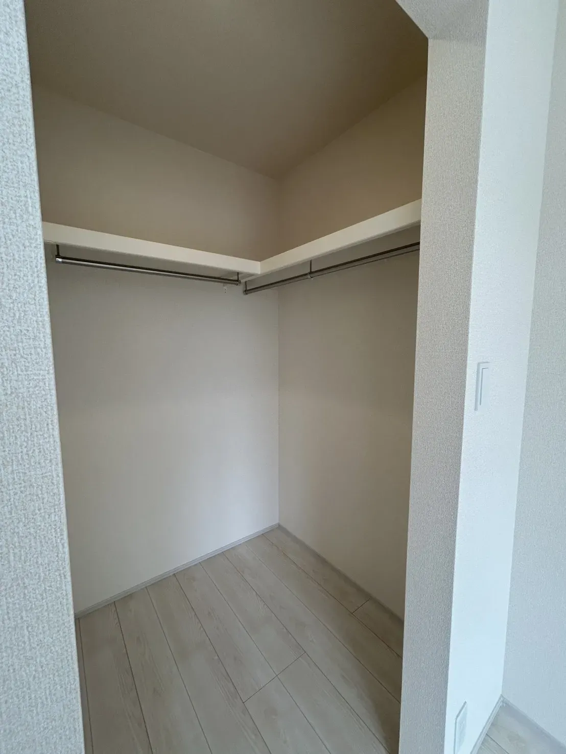 たっぷり収納できるウォークインクローゼット