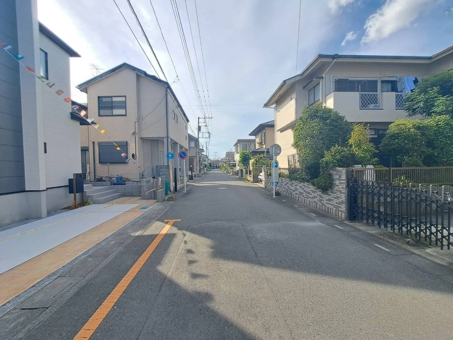 【街並み】ゆとりある前面道路で安心の住環境!