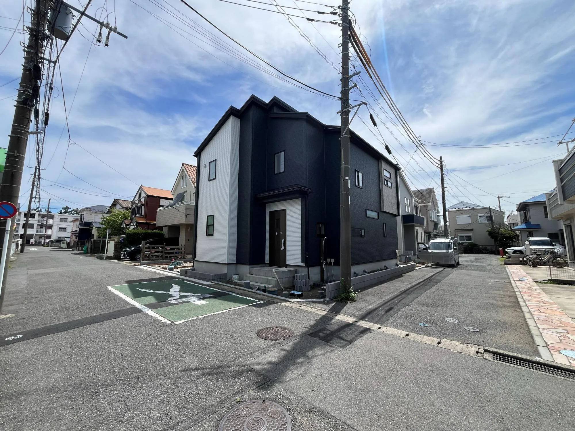 前面道路は広々しており、駐車がしやすいです。