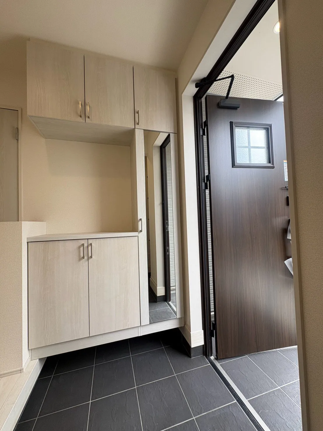 玄関には収納が充実しており、靴やアウトドア用品を汚れを気にせず収納でき、玄関をすっきりさせることが可能となります。