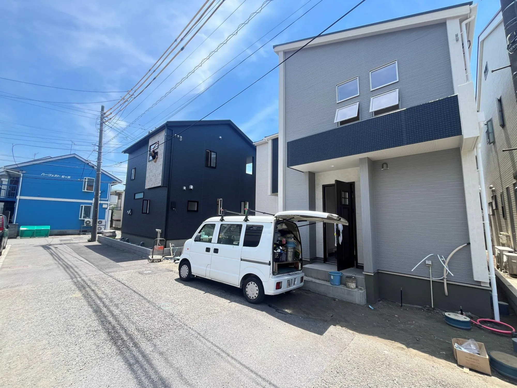 閑静な住宅街に佇む新築2棟