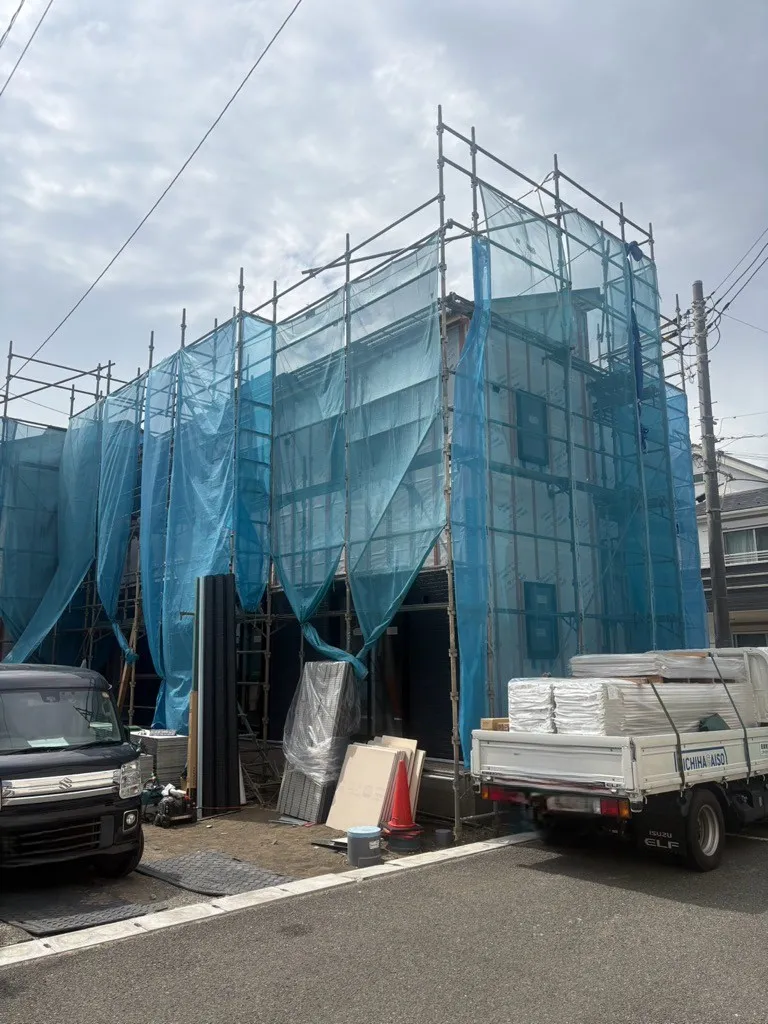 角地の物件で南側に駐車場を設けておりますので開放感と陽当たりが良いです。
