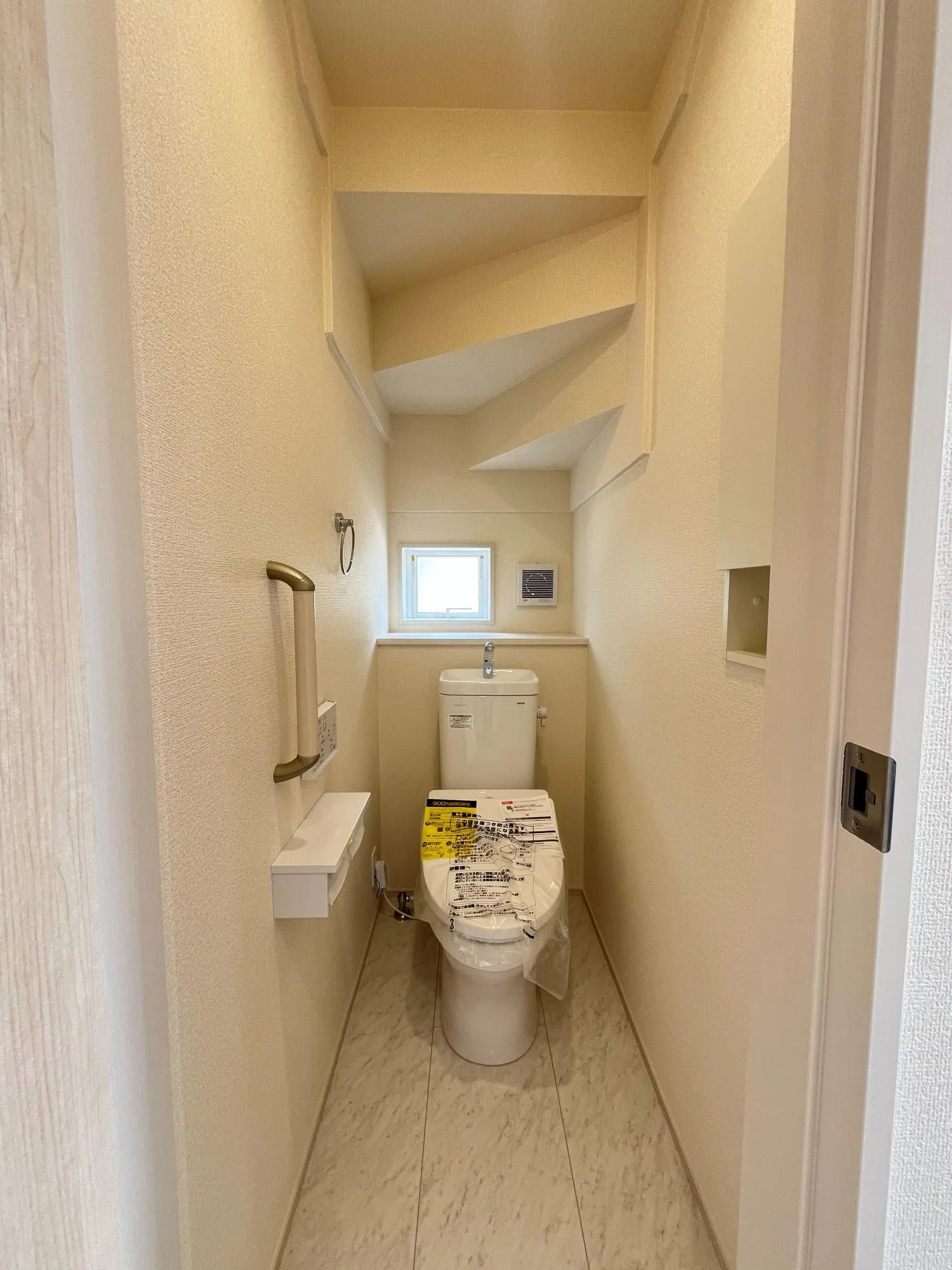 小窓のある1階トイレとなっております!