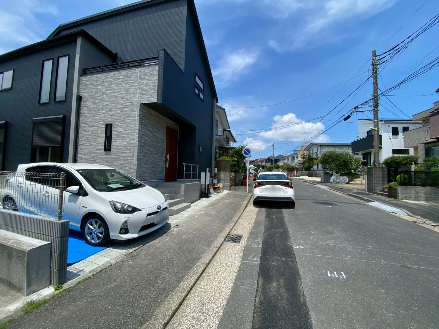 周辺は居住者のみの利用のため交通量が少なく、車の出入りもスムーズに行えます。静けさと安心を両立した住まい。