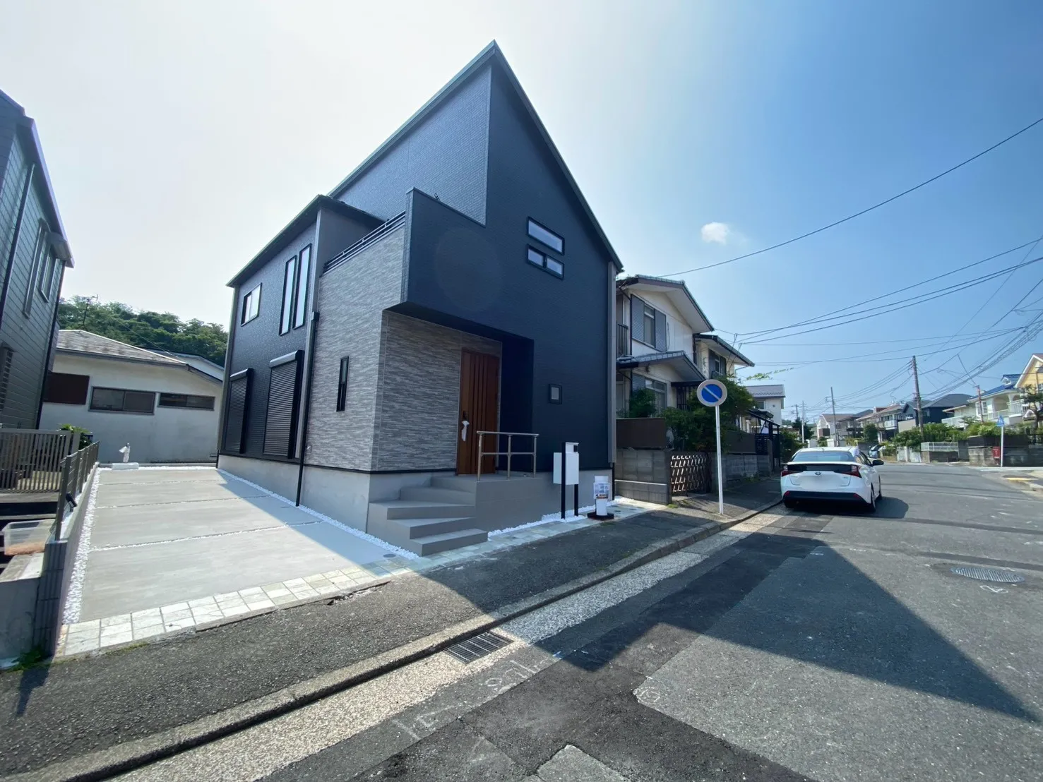 周辺は居住者のみの利用のため交通量が少なく、車の出入りもスムーズに行えます。静けさと安心を両立した住まい。