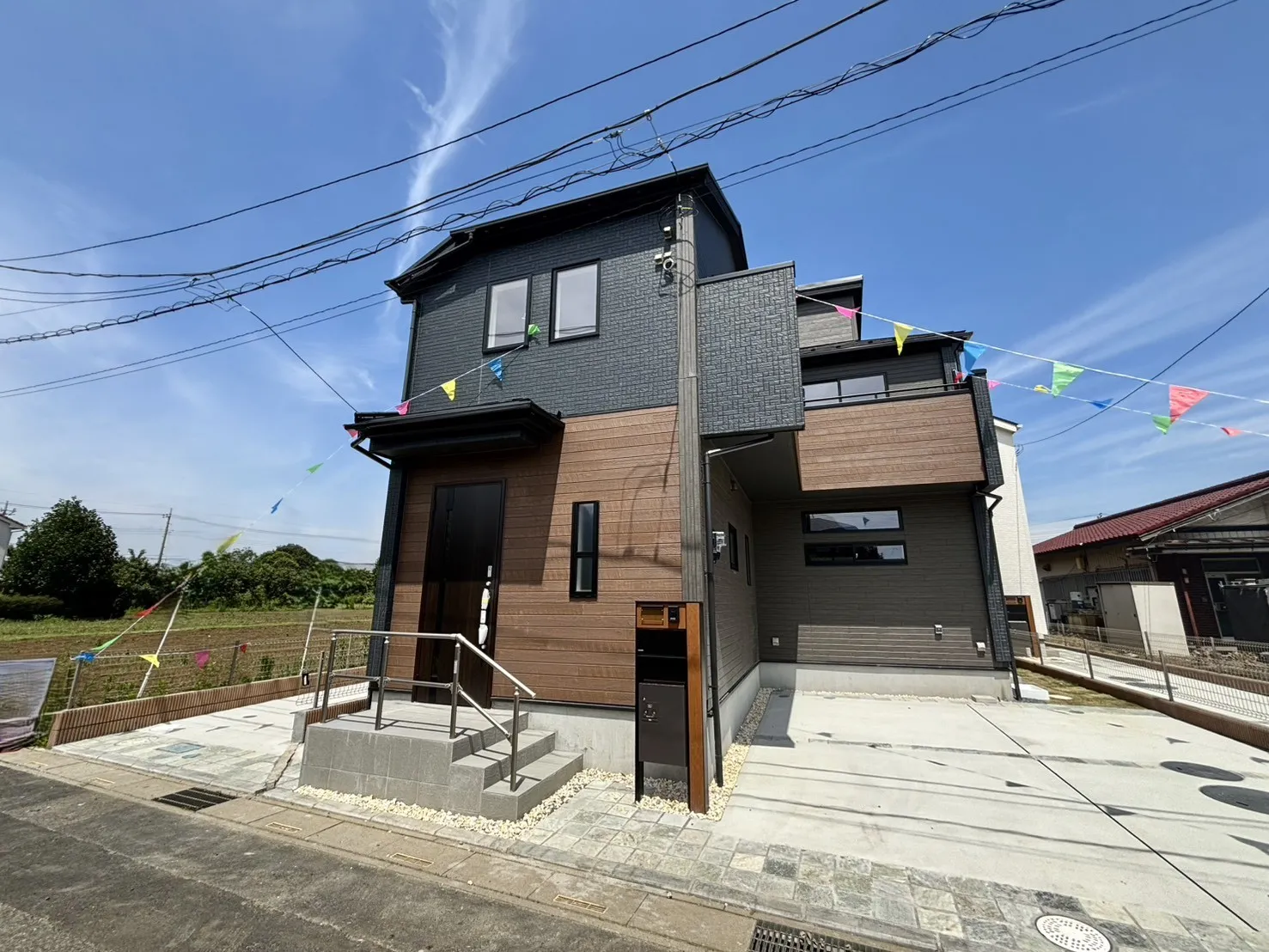 【2号棟】外壁が周囲の街並みと青空に生えるお洒落な仕上がり!周囲には高い建物のないエリア。青い空が大きく感じますね。
