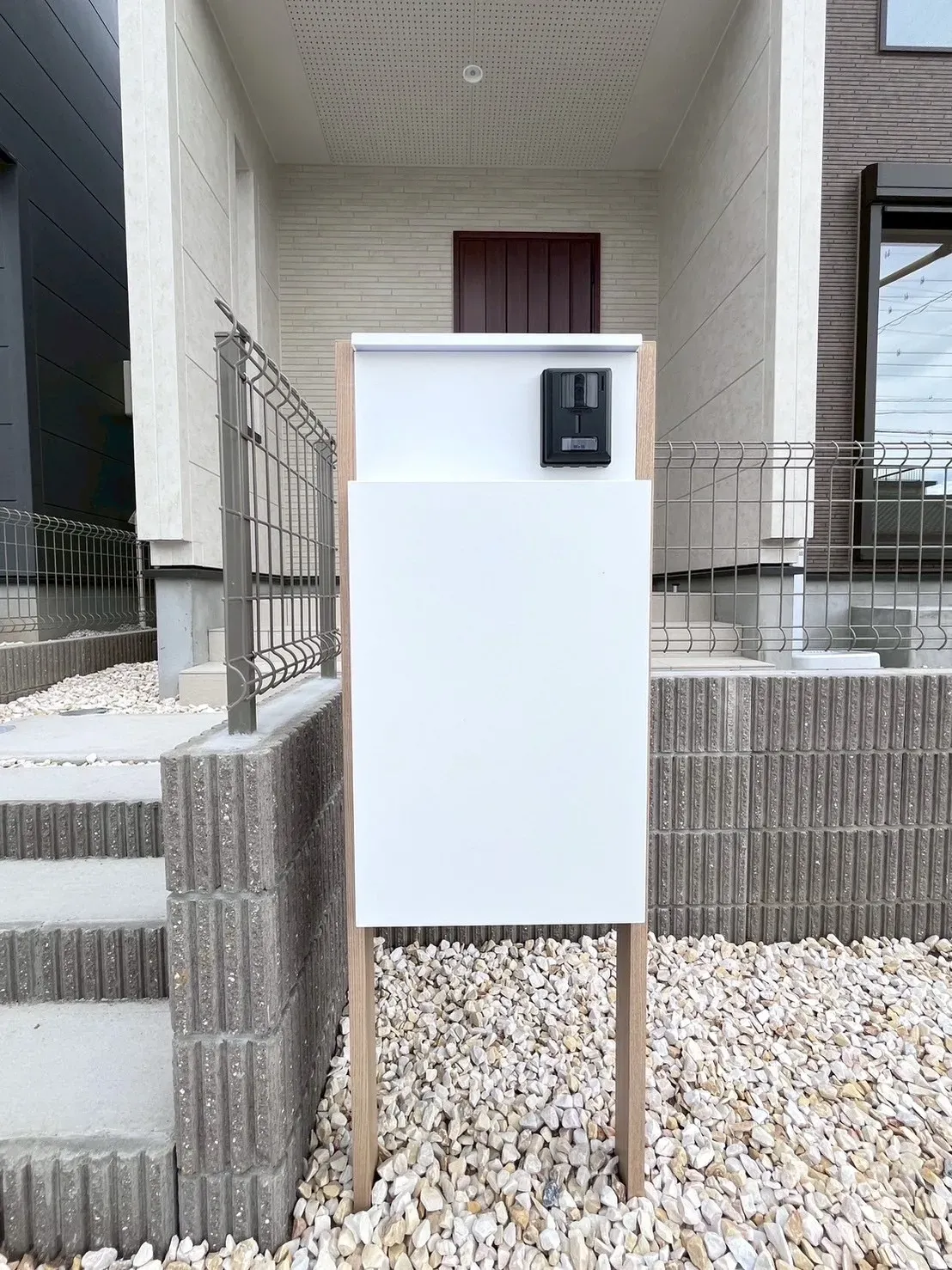 2号棟 宅配ボックス付き門柱