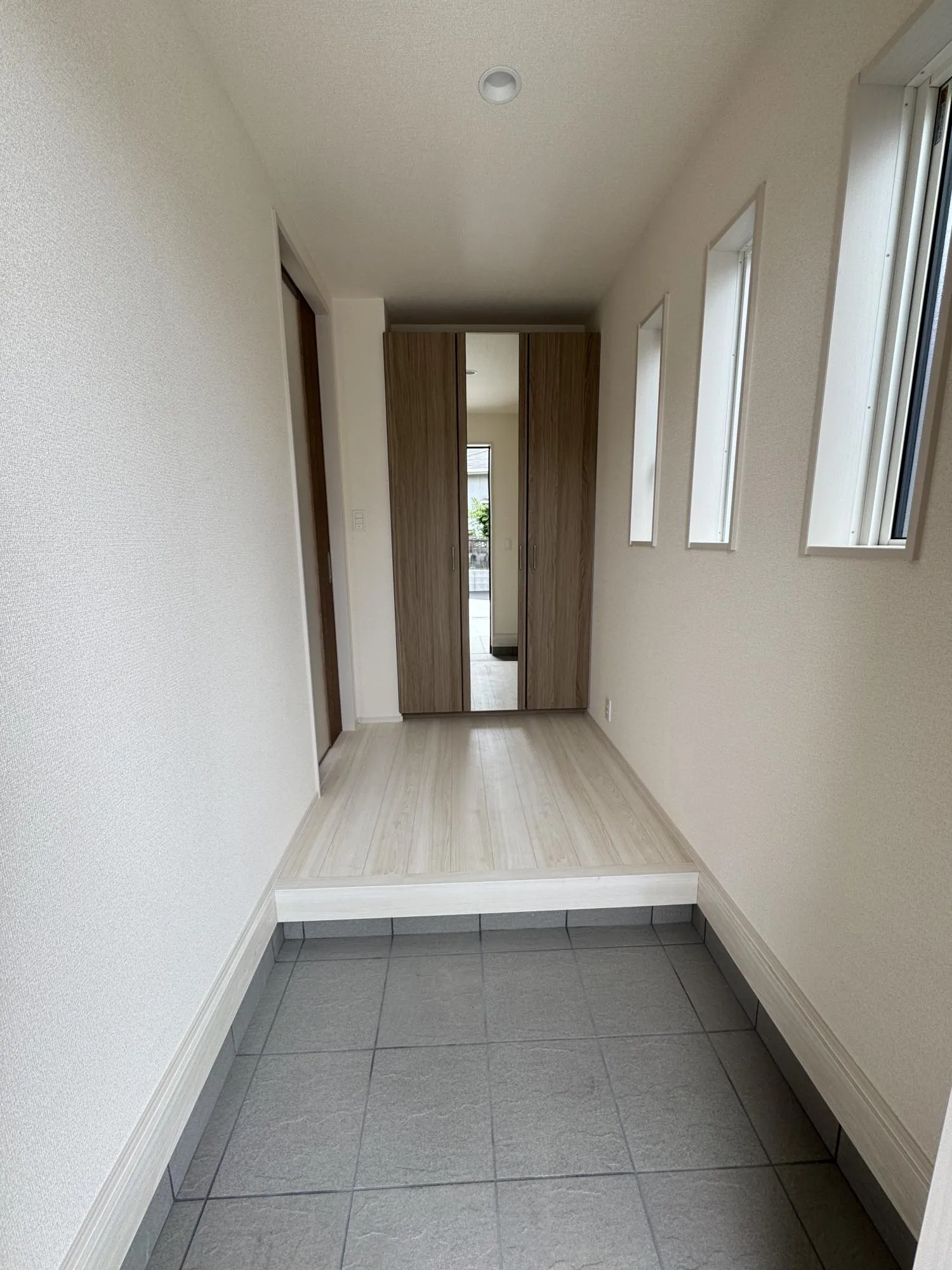 【①号棟玄関】