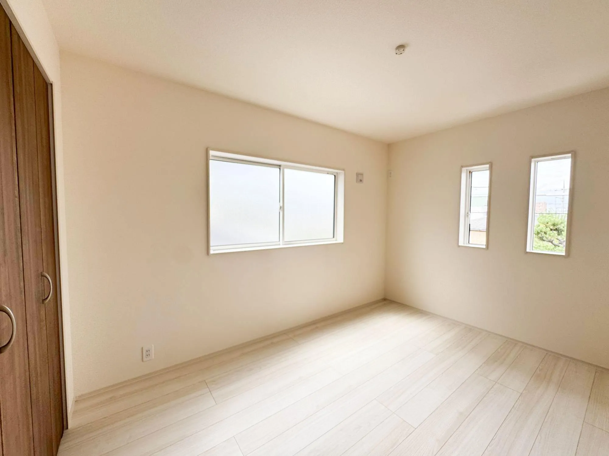 【①号棟洋室6.0帖】窓が多く、光が入ってくるお部屋です!