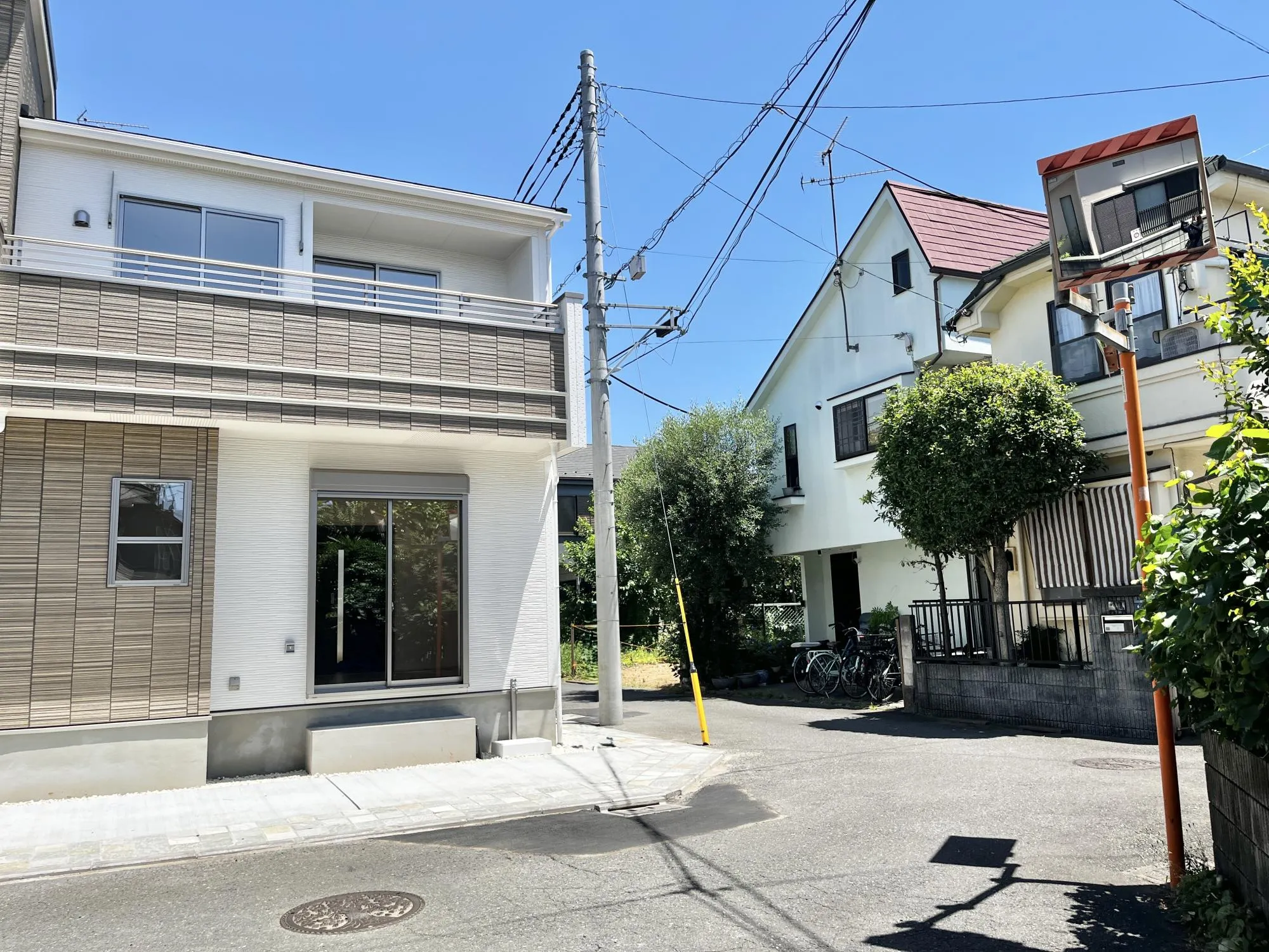 住む人の暮らしを静かに支える存在。派手さではなく、整った美しさと安定感で、家族の日常を包み込みます。街の一部として自然に溶け込む住まいです