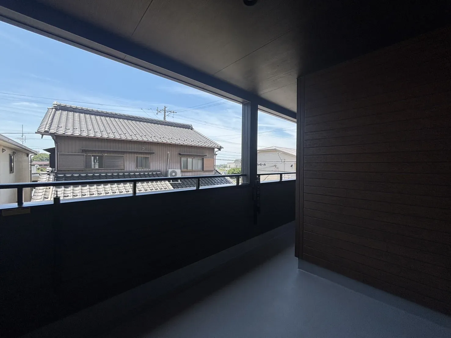 【バルコニー】2部屋から行き来できるうれしい2WAYバルコニー。南向きのバルコニーは洗濯物が乾きやすいのが特徴。外の景色を楽しみながら過ごせる場所としても重宝し、自然と出番が多くなる場所です。