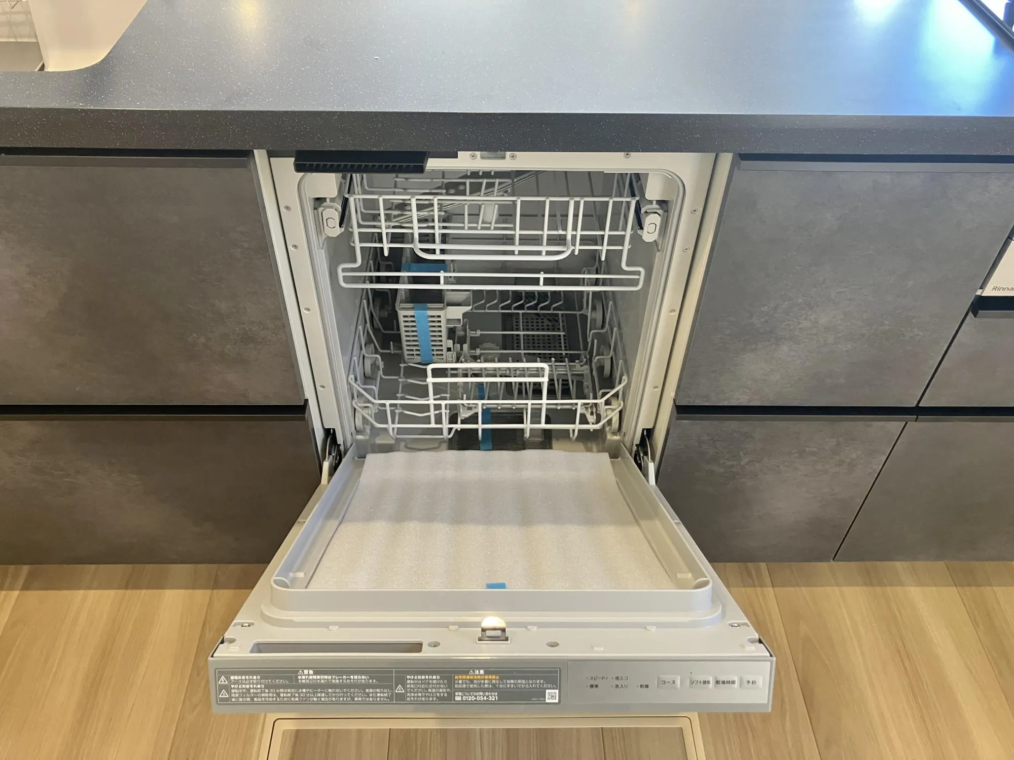 出し入れしやすい大容量のフロントオープン食器洗い乾燥機66L。洗浄から乾燥までワンタッチ!家事負担を軽減し、毎日の時間にゆとりを生み出します