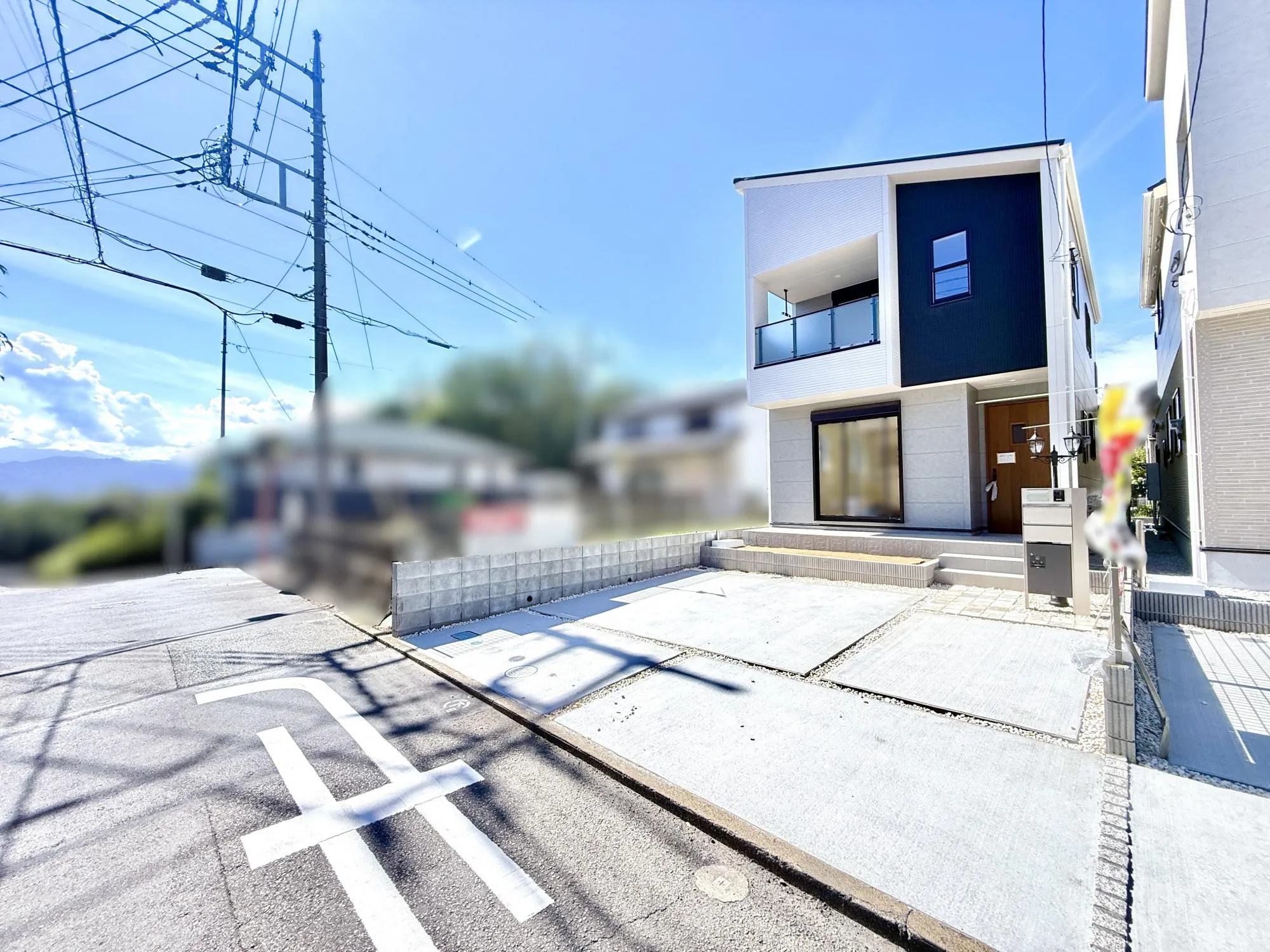 前面道路含む外観写真