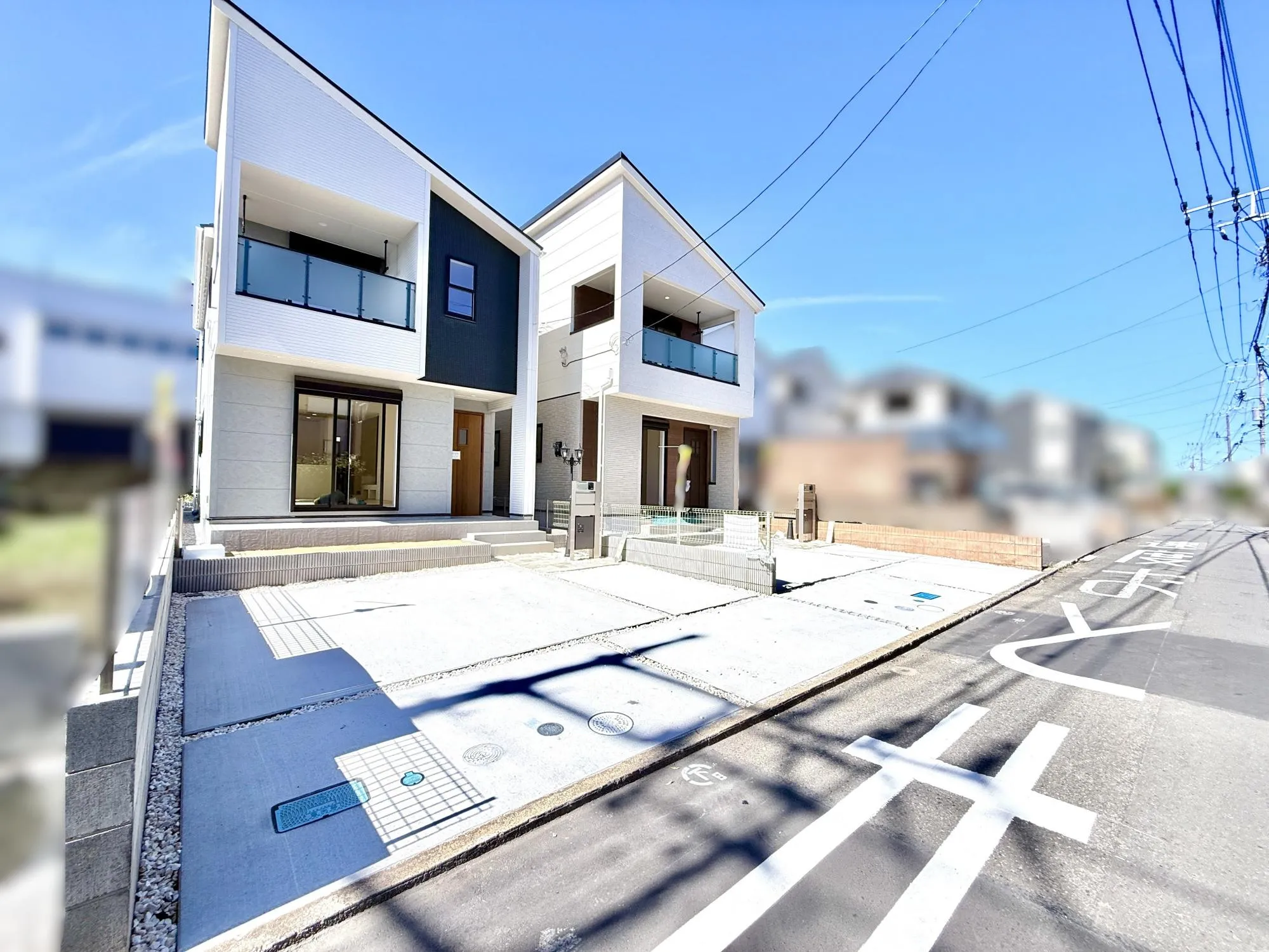 前面道路含む外観写真