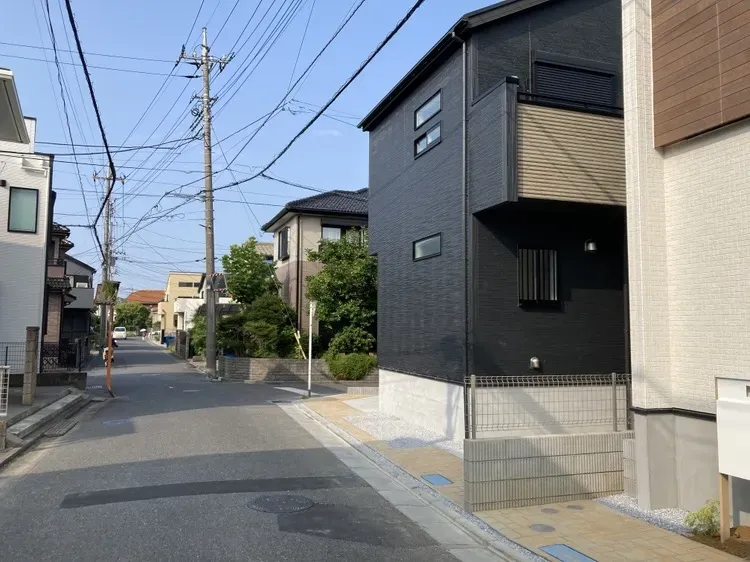 【街並み】前面道路はゆとりがあり、車の運転や駐車もしやすい環境です!