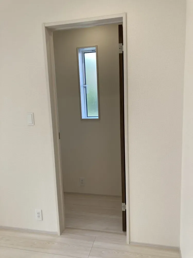 【トイレ/2号棟】窓付きで明るく、換気もしやすい快適なトイレスペースです!