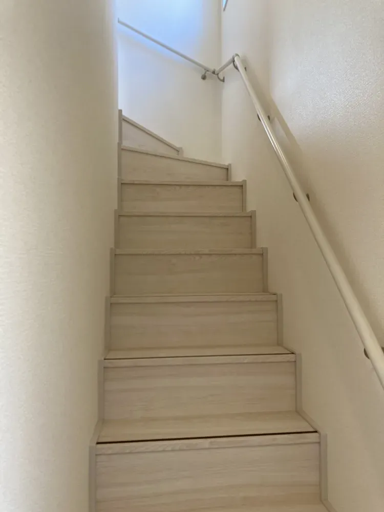【階段/2号棟】手すり付き階段で、毎日の上り下りも安心です!