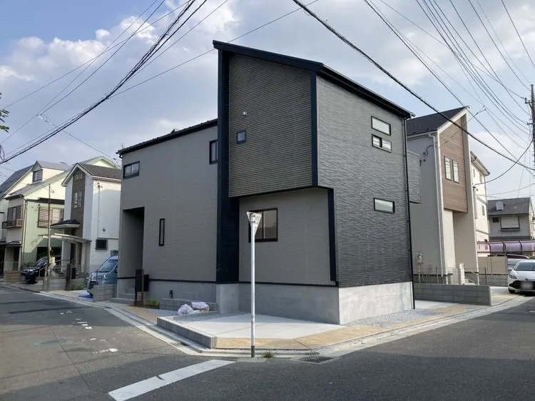 【外観/2号棟】開放感のある角地に建つ住まいです♪