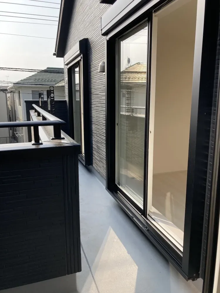 【バルコニー/2号棟】3部屋から出入り可能なバルコニーで、使い勝手の良い設計です!