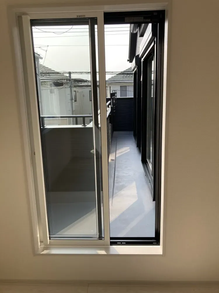 【バルコニー/2号棟】複数のお部屋からアクセスできるバルコニーで、便利にお使いいただけます!