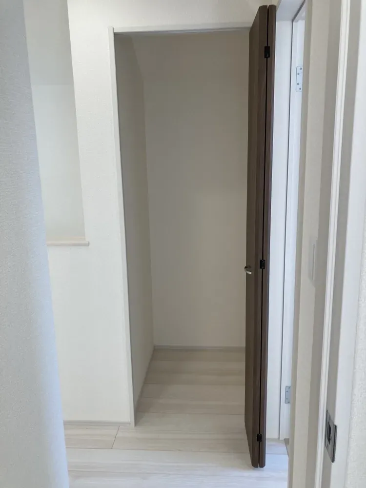 【収納/2号棟】廊下収納付きで、日用品や掃除用品もすっきり収納できます!