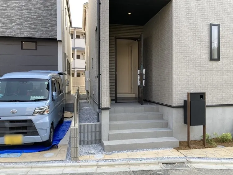【玄関/2号棟】玄関アプローチも整っており、毎日の出入りも気持ちよく行えそうです!