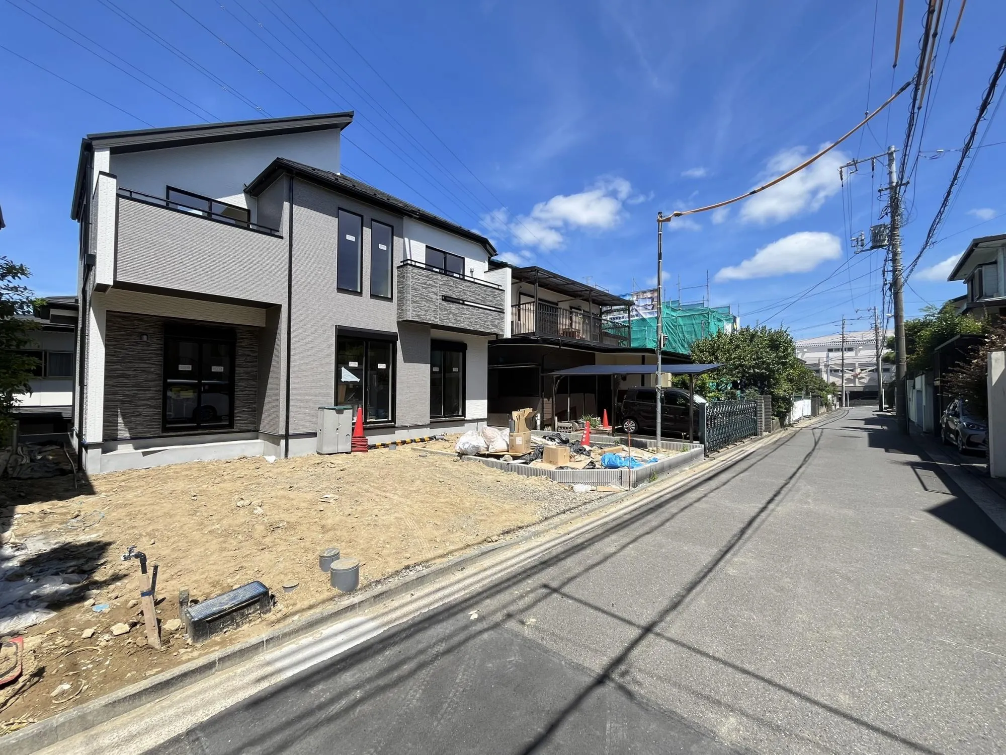 前面道路は交通量が少ない落ち着いた生活道路。車の出し入れもスムーズに行えるゆとりあるスペースを確保しています。
静かな環境で、快適な暮らしを実現できる立地です。
