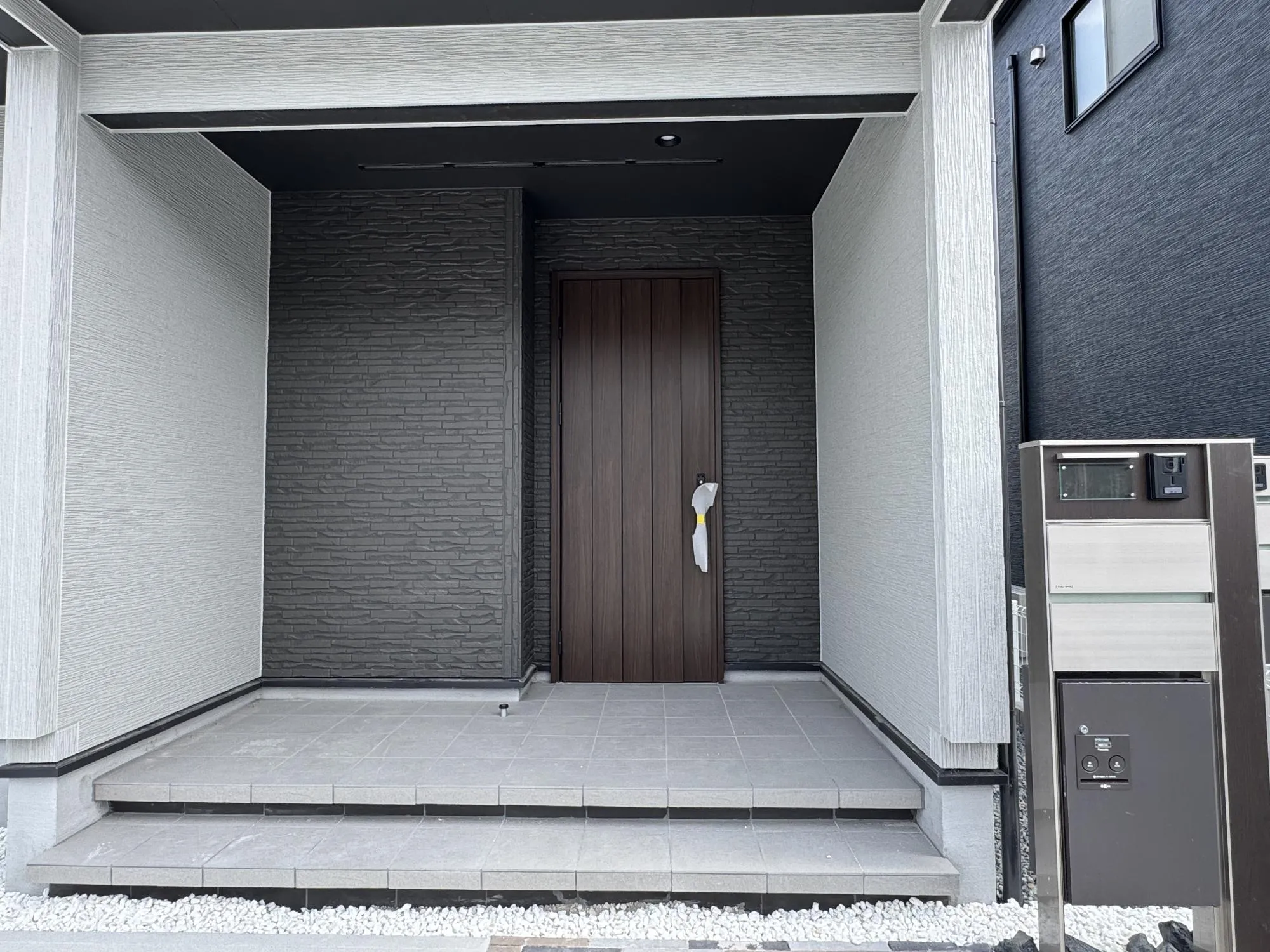 【玄関①号棟】