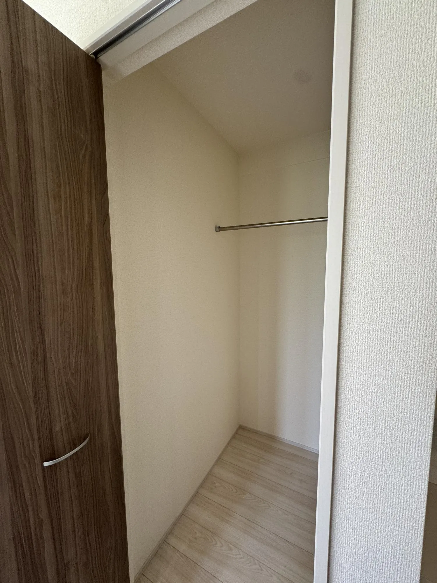 【収納①号棟】1階玄関の収納には奥行きのある収納があります!