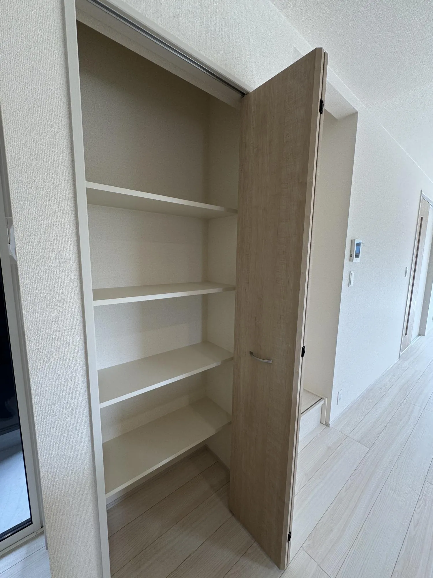 【収納②号棟】キッチン横に扉付きの収納があります!
