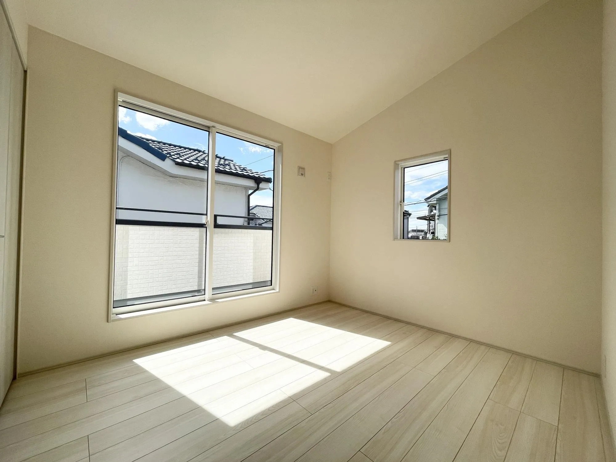【洋室(5.25帖)】屋根の形状に合わせ開放感をアップした勾配天井を採用◎バルコニーサイドにあり明るく解放的お部屋になります。