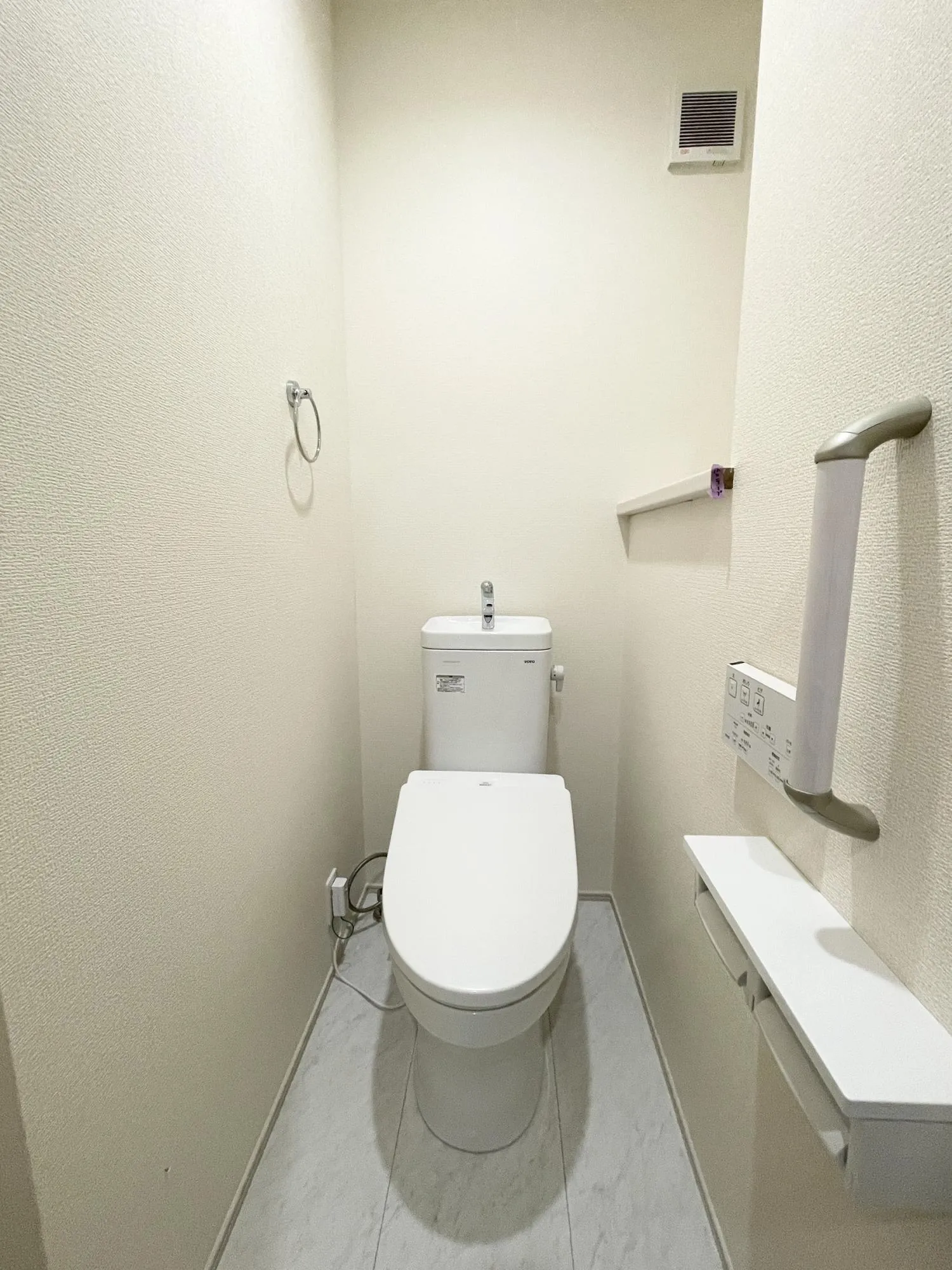 【トイレ】温水洗浄便座付きトイレを採用。毎日快適にお使いいただける、清潔感のある空間です。