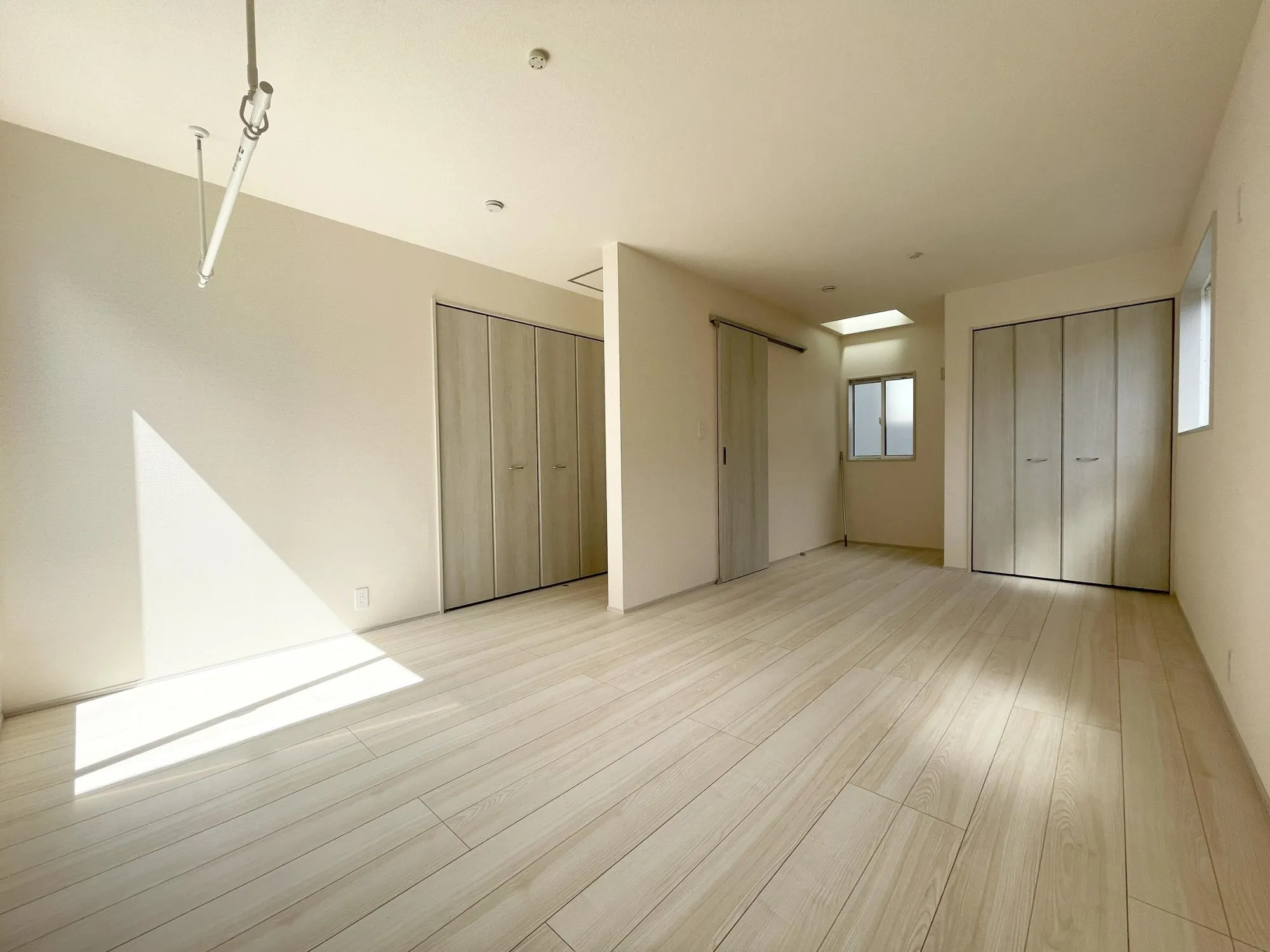 【洋室(11.25帖)】将来こども部屋として1部屋を2つの部屋にアレンジできるフレキシブルルーム(11.25帖)※将来2部屋として利用の場合、間仕切壁工事は有償となります。