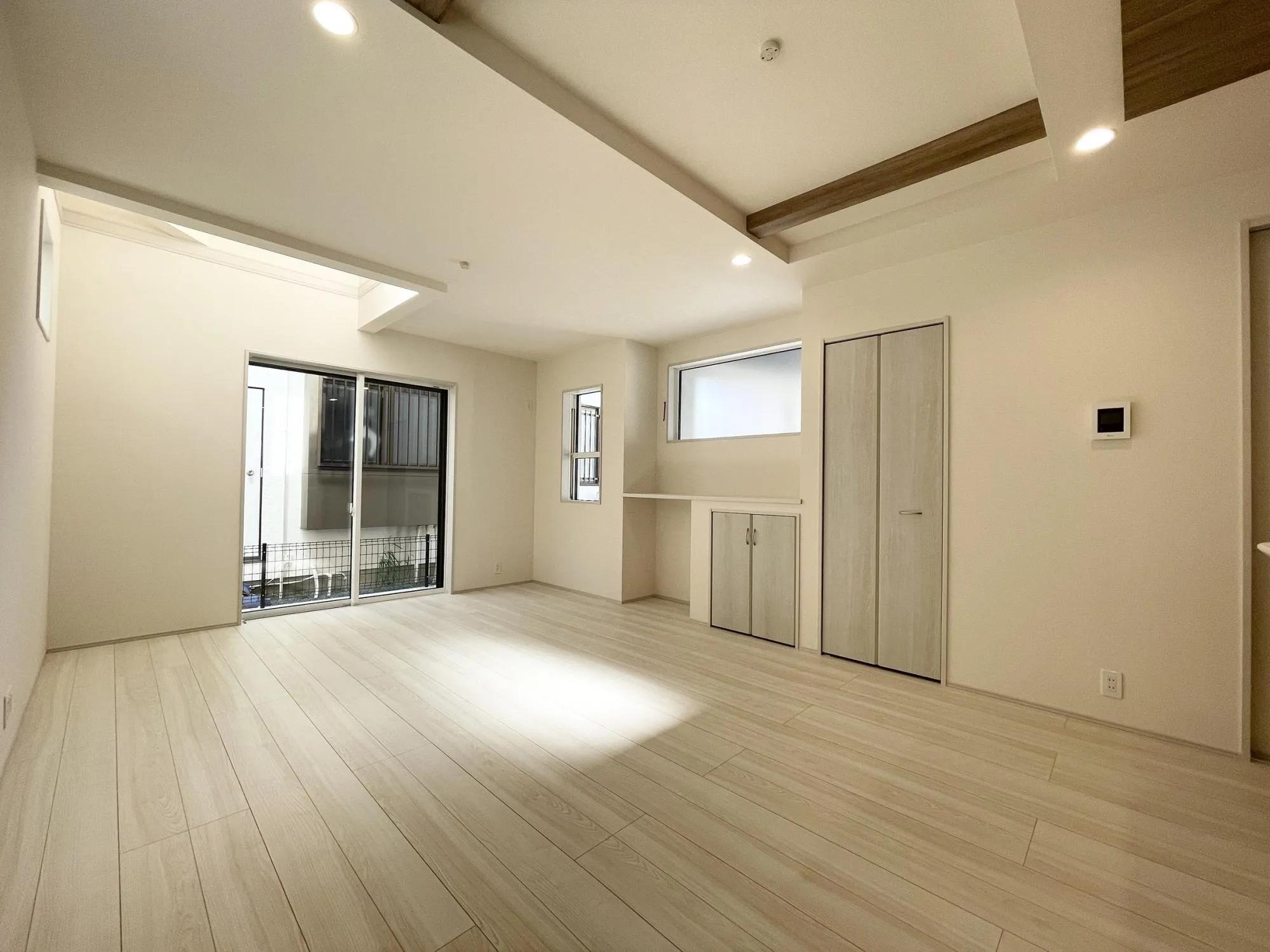 【LDK(17.50帖)】17.5帖の広々としたLDKは、大きなソファやダイニングセットもゆとりを持って配置可能。休日には家族みんなが自然と集まる心地よい空間です。