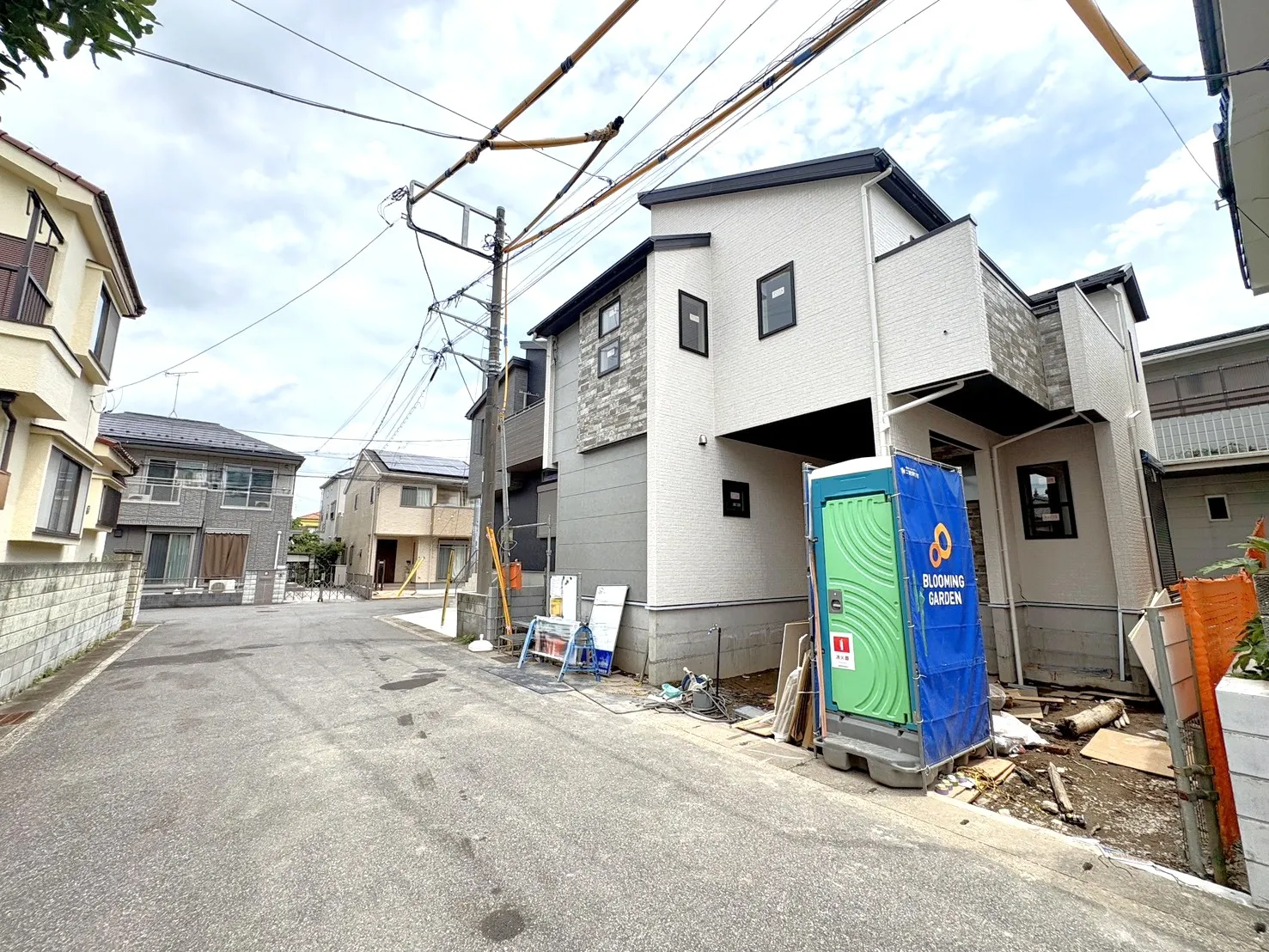 【外観写真】落ち着いた印象の外観デザインを採用。広々17帖以上のLDKや全居室収納付き「3(4)LDK+カースペース2台」のゆとりある住まいです。