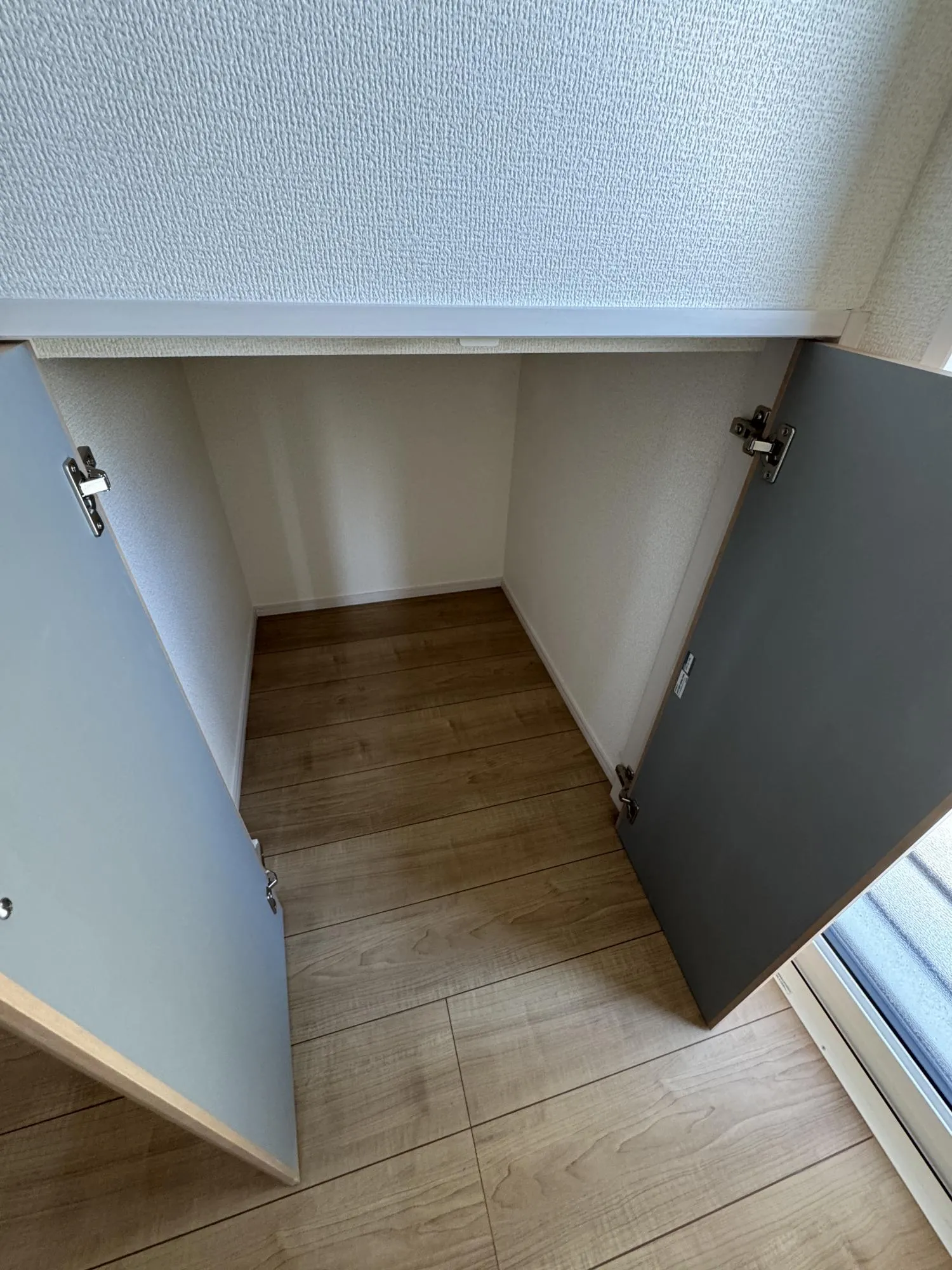 【⑪号棟ストレージ】キッチンの横に収納があります